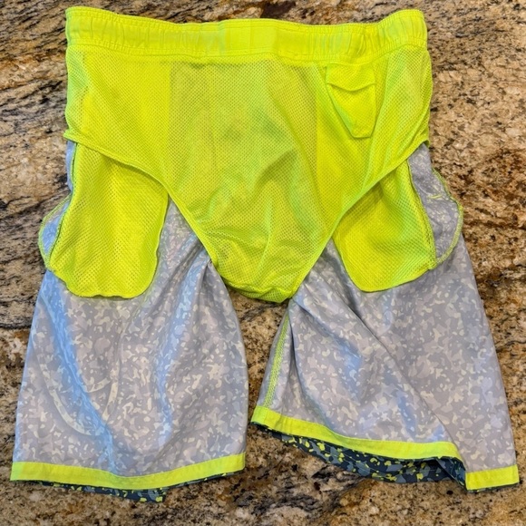 Nike Swim Trunks Mens Medium Green Yellow 9 in Inseam Shorts Pockets Mesh Lined - Picture 8 of 12